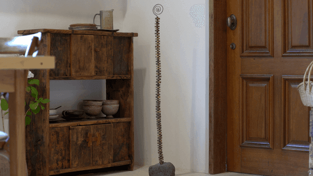 나무 가구가 있는 소박한 실내