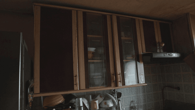 접시와 주방용품이 있는 주방 선반