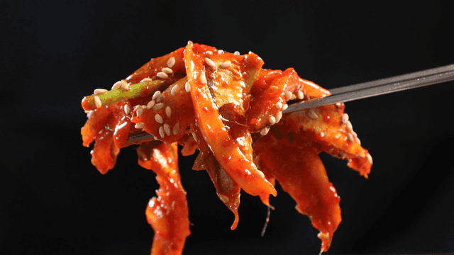 Spicy seasoned anchovy sashimi picked up with chopsticks