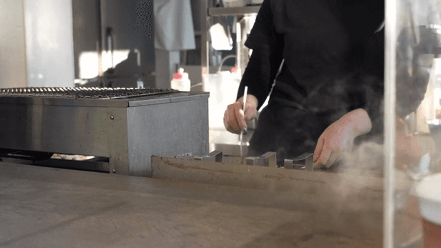 주방에서 요리하는 사람