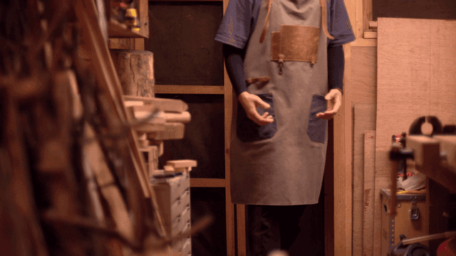 작업장에서 앞치마를 입은 사람