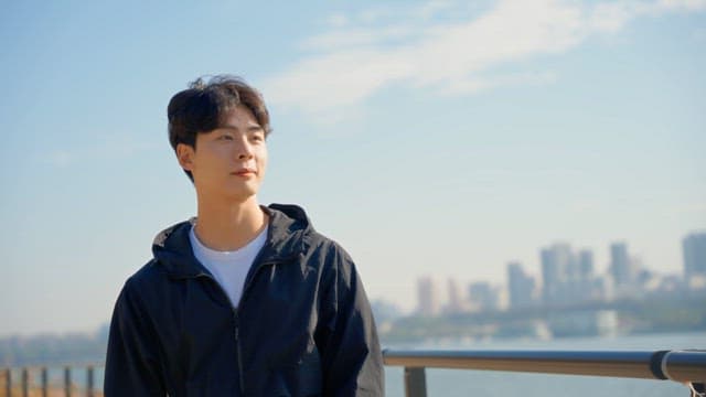 산책하며 물을 마시는 남성