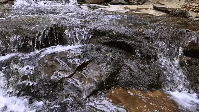 바위 위로 흐르는 고요한 시냇물