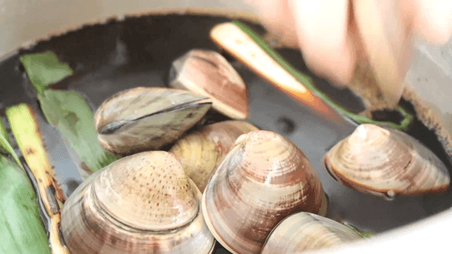 구운 대파가 들어있는 간장에 넣는 백합