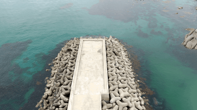 맑은 물이 있는 고요한 해안 부두