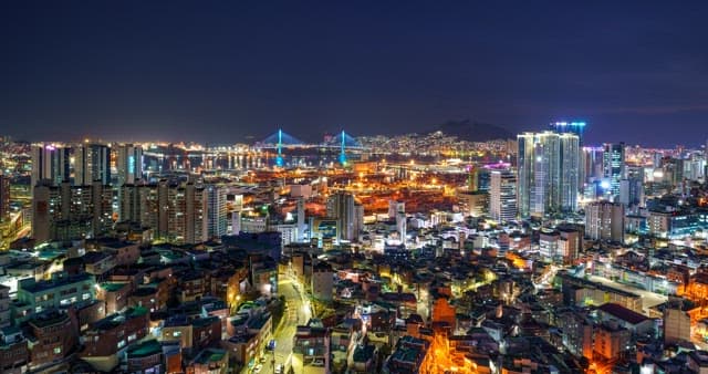 높은 빌딩과 밝은 불빛이 어우러진 번화한 도시의 야경