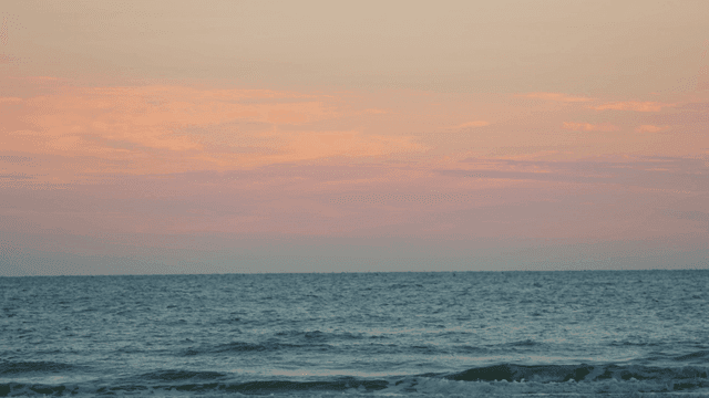 초저녁의 고요한 해변과 파도