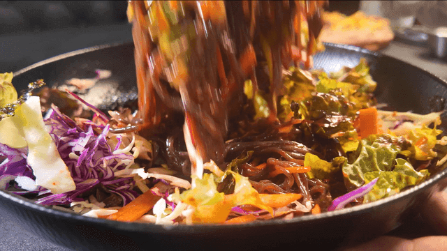 Buckwheat noodles mixed with fresh vegetables