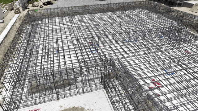 기초 공사가 진행 중인 건설 현장