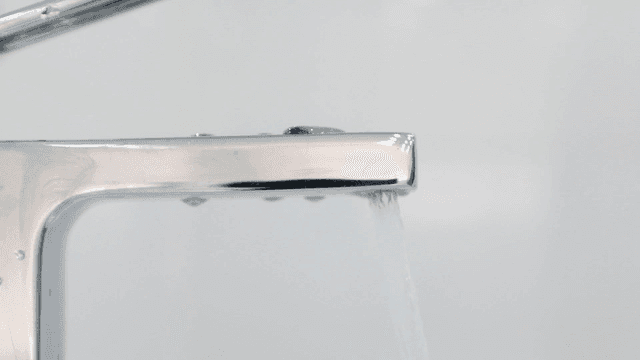 현대식 수도꼭지에서 흐르는 물