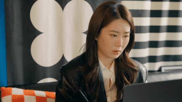 노트북을 닫으며 한숨을 내뱉는 여성