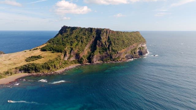 푸른 초목과 바다가 있는 아름다운 섬