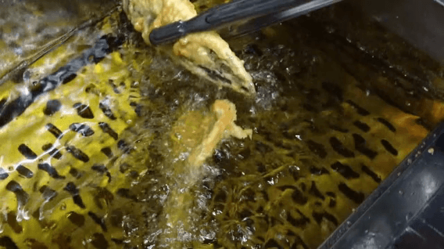 뜨거운 기름에 생선 튀기기