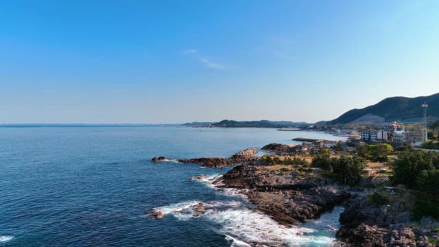 맑은 푸른 바다와 해안 풍경