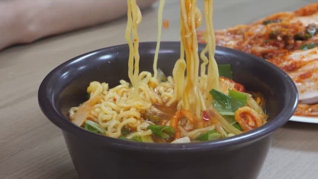 아삭한 김치와 김이 모락모락 나는 라면 한 그릇