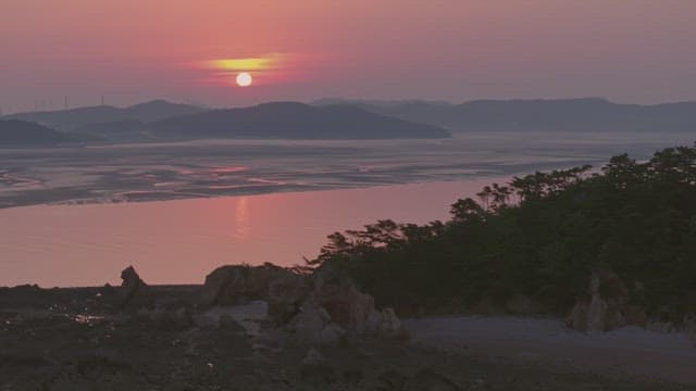 고요한 해안 풍경 위의 일몰