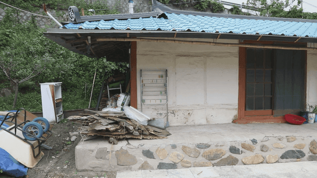 파란 지붕의 전통 시골 한옥