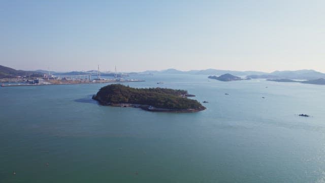 잔잔한 바다에 둘러싸인 작은 섬