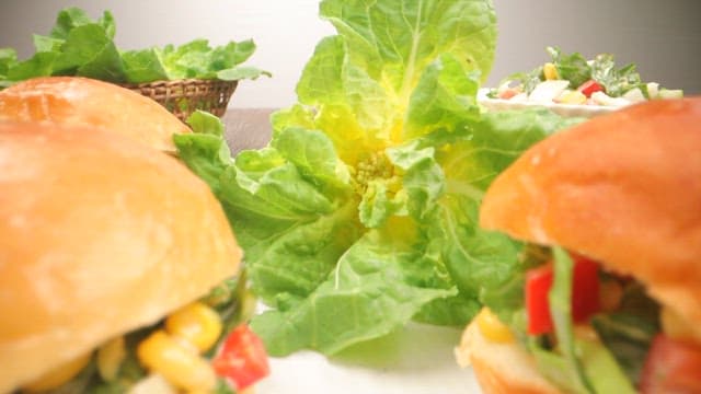 신선한 코울슬로 샌드위치와 봄동