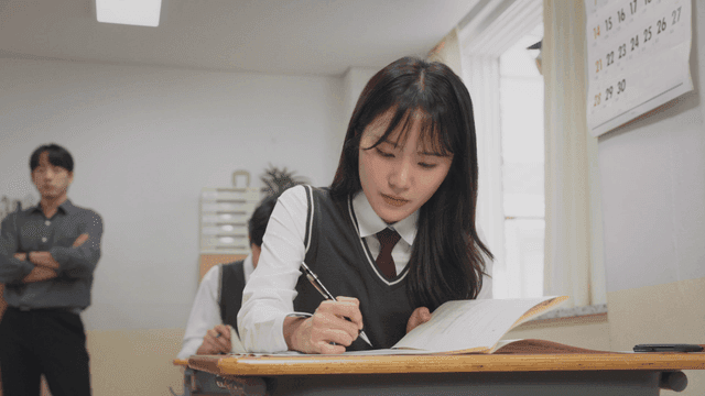 시험 중 집중해서 문제를 푸는 학생