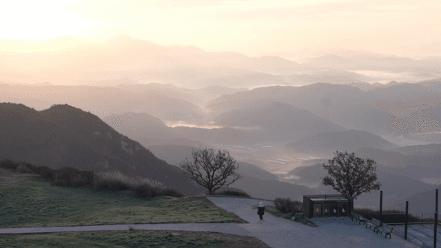 일출에 산길을 걷는 사람