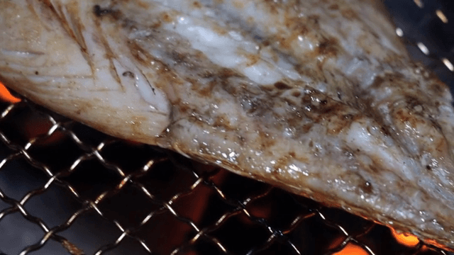 바비큐 그릴 위의 구운 생선