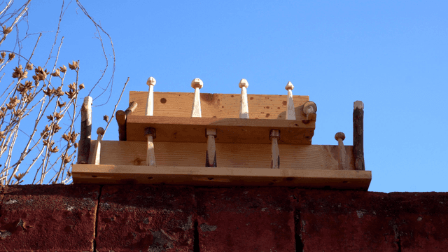 맑은 하늘 아래 쌓여있는 수제 나무 선반