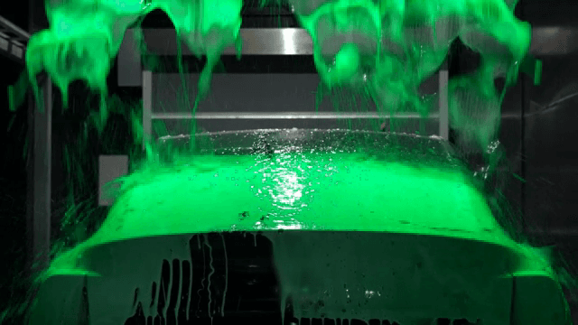 다양한 색상의 비누로 세차 중인 자동차