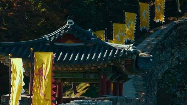 고대 성곽을 따라 늘어선 화려한 깃발