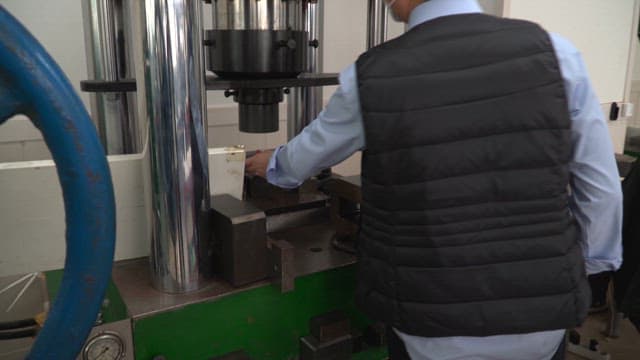 공장에서 기계를 작동하는 작업자