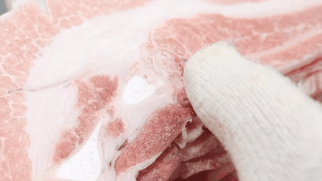 점검 중인 돼지고기 슬라이스