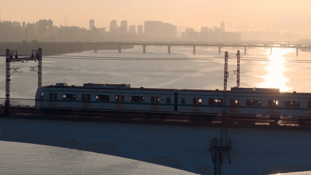 해질녘 다리를 건너는 기차