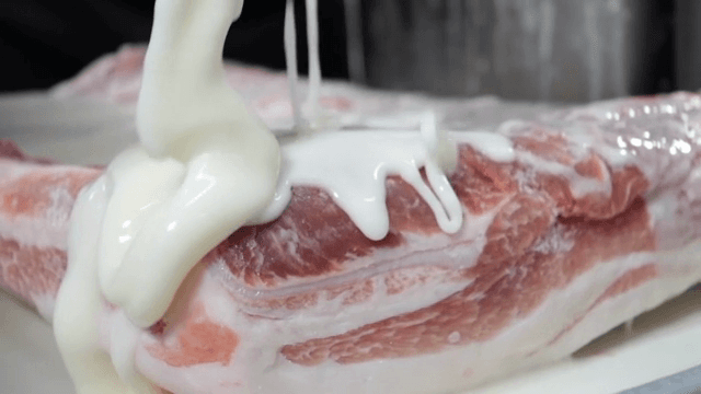 생고기 위에 고구마 전분 붓기