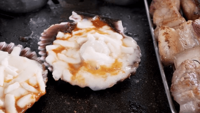 Grilled scallops with cheese and sauce