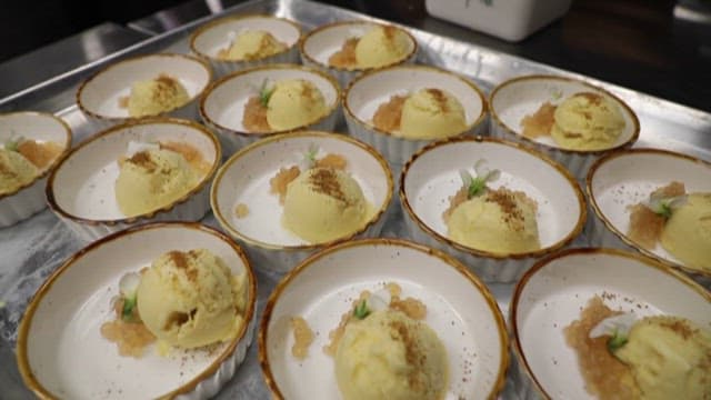 주방에서 서빙되는 고급 디저트