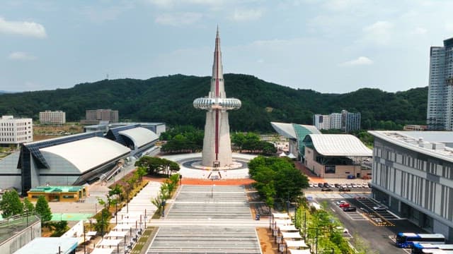 산을 배경으로 한 현대식 뾰족한 탑