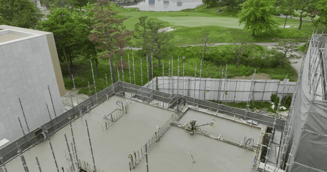 골프장 근처 건설 중인 건물