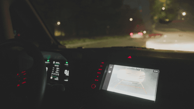 후방 카메라가 켜진 야간 운전