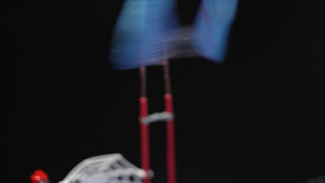 장갑을 낀 채로 전극선에 풀을 바르는 과학자