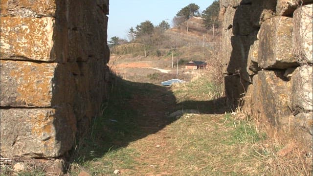 돌 문으로 내려다보이는 시골길