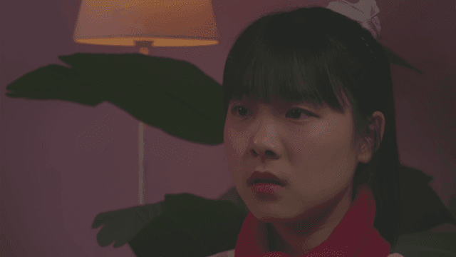 어두운 방에서 눈을 맞추는 어린 자매