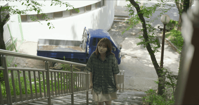 계단을 오르는 여성