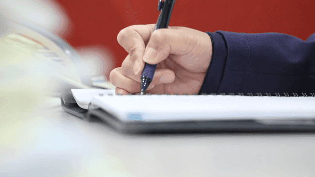 노트에 메모하는 사람