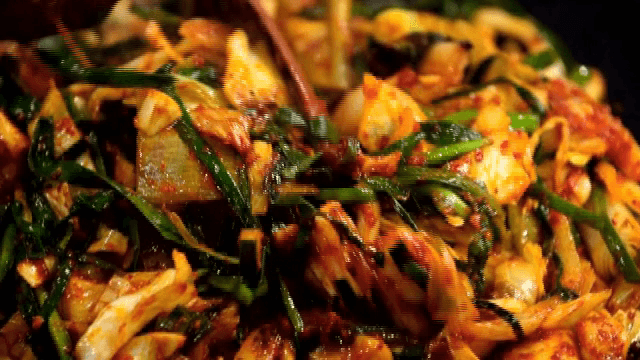Mixing various seasoned vegetables