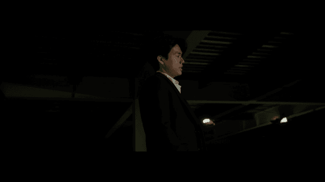 어두운 방에서 정장 입은 남성