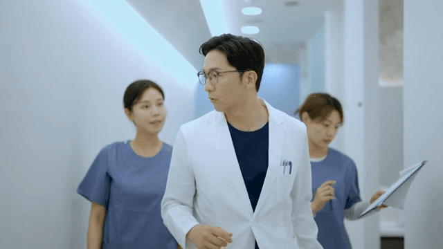 복도를 걸으며 진료를 논의하는 의사와 간호사