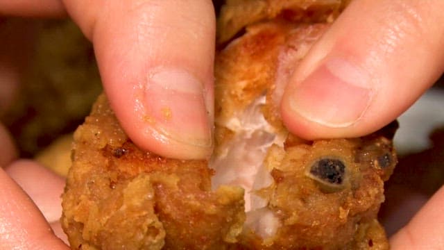 바삭바삭하고 노릇노릇한 후라이드 치킨의 속살