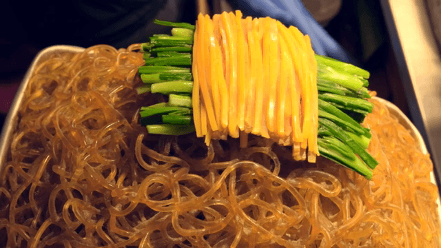 야채가 곁들여진 한국 잡채