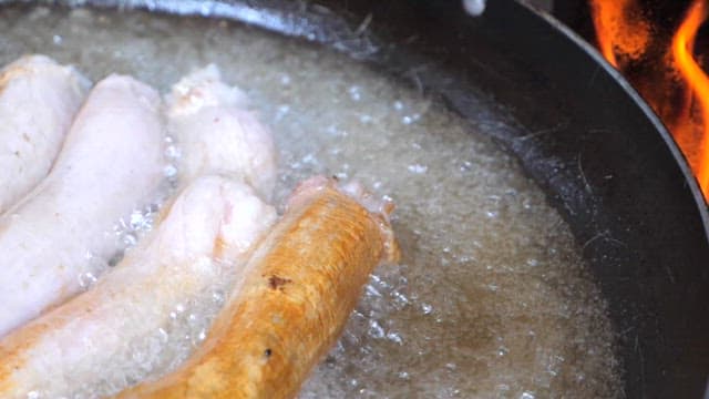 뜨거운 기름에 지글지글 튀겨지는 곱창