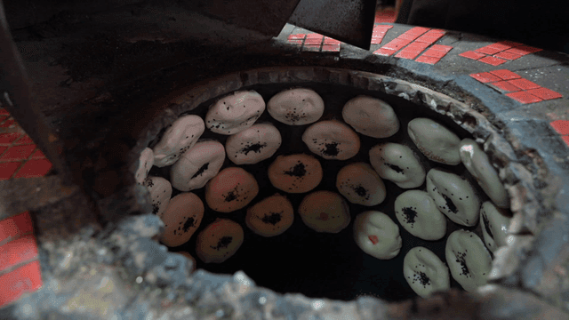 전통 오븐에서 구워지는 화덕 만두들